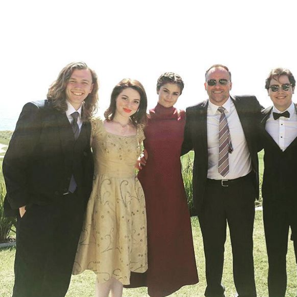 Selena Gomez prenait part le 21 avril 2017 au mariage de son ancien "grand frère" dans la série Les Sorciers de Waverly Place, David Henrie, et de sa compagne Maria Cahill, à Wilmington en Californie, retrouvant notamment ses anciens partenaires Jennifer Stone (à gauche), Jake T. Austin (noeud papillon) et David DeLuise (au centre). Photo Instagram.