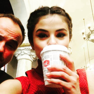 Selena Gomez, ici avec son "papa" de Waverly Place David DeLuise, prenait part le 21 avril 2017 au mariage de son ancien "grand frère" dans la série Les Sorciers de Waverly Place, David Henrie, et de sa compagne Maria Cahill, à Wilmington en Californie. Photo Instagram.