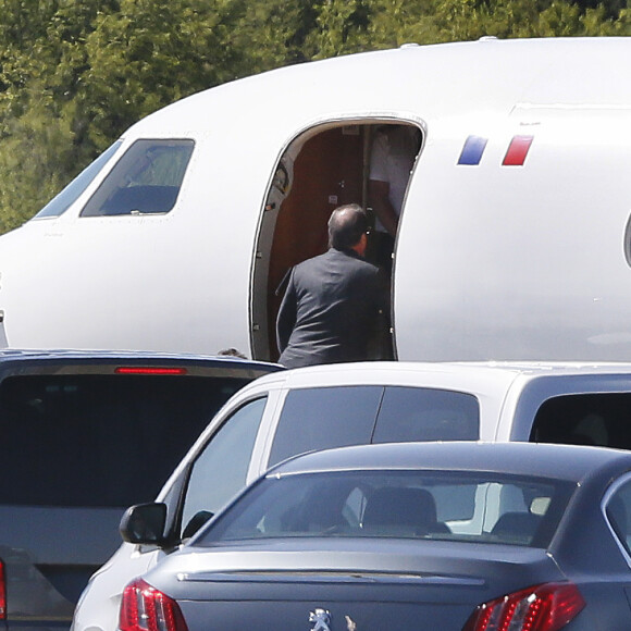François Hollande s'apprête à quitter Tulle, le 23 avril 2017. © Patrick Bernard/Bestimage