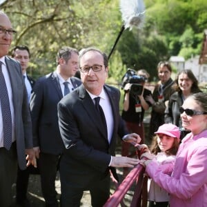 Le président François Hollande se promène au côté de Bernard Combes, le maire de Tulle. Après avoir voté au bureau de vote de Tulle, François Hollande va à la rencontre des Corréziens et se rend sur les chantiers des travaux du centre ville. Tulle, le 23 avril 2017. © Patrick Bernard/Bestimage