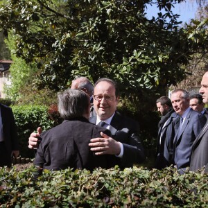 François Hollande se promène au côté de Bernard Combes, le maire de Tulle. Après avoir voté au bureau de vote de Tulle, François Hollande va à la rencontre des Corréziens et se rend sur les chantiers des travaux du centre ville. Tulle, le 23 avril 2017. © Patrick Bernard/Bestimage