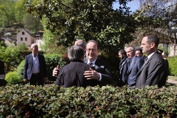 François Hollande se promène au côté de Bernard Combes, le maire de Tulle. Après avoir voté au bureau de vote de Tulle, François Hollande va à la rencontre des Corréziens et se rend sur les chantiers des travaux du centre ville. Tulle, le 23 avril 2017. © Patrick Bernard/Bestimage