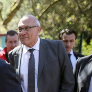 François Hollande se promène au côté de Bernard Combes, le maire de Tulle. Après avoir voté au bureau de vote de Tulle, François Hollande va à la rencontre des Corréziens et se rend sur les chantiers des travaux du centre ville. Tulle, le 23 avril 2017. © Patrick Bernard/Bestimage