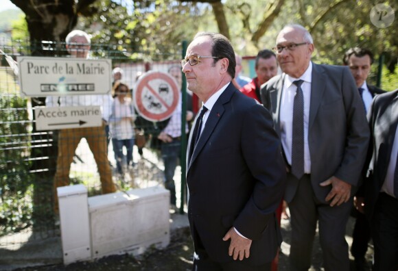 François Hollande se promène au côté de Bernard Combes, le maire de Tulle. Après avoir voté au bureau de vote de Tulle, François Hollande va à la rencontre des Corréziens et se rend sur les chantiers des travaux du centre ville. Tulle, le 23 avril 2017. © Patrick Bernard/Bestimage