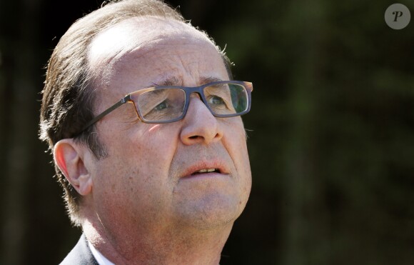 François Hollande se promène au côté de Bernard Combes, le maire de Tulle. Après avoir voté au bureau de vote de Tulle, François Hollande va à la rencontre des Corréziens et se rend sur les chantiers des travaux du centre ville. Tulle, le 23 avril 2017. © Patrick Bernard/Bestimage