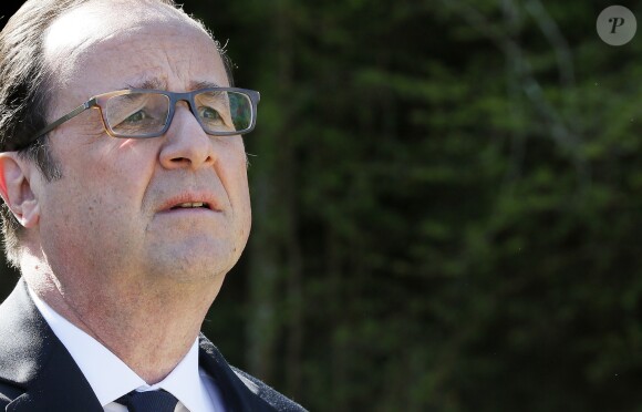 François Hollande se promène au côté de Bernard Combes, le maire de Tulle. Après avoir voté au bureau de vote de Tulle, François Hollande va à la rencontre des Corréziens et se rend sur les chantiers des travaux du centre ville. Tulle, le 23 avril 2017. © Patrick Bernard/Bestimage
