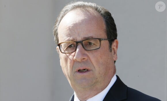 François Hollande se promène au côté de Bernard Combes, le maire de Tulle. Après avoir voté au bureau de vote de Tulle, François Hollande va à la rencontre des Corréziens et se rend sur les chantiers des travaux du centre ville. Tulle, le 23 avril 2017. © Patrick Bernard/Bestimage