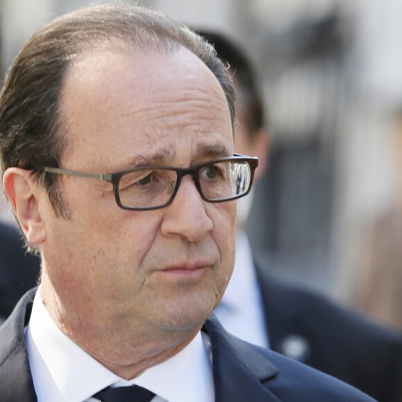 François Hollande se promène au côté de Bernard Combes, le maire de Tulle. Après avoir voté au bureau de vote de Tulle, François Hollande va à la rencontre des Corréziens et se rend sur les chantiers des travaux du centre ville. Tulle, le 23 avril 2017. © Patrick Bernard/Bestimage