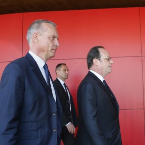 François Hollande se promène au côté de Bernard Combes, le maire de Tulle. Après avoir voté au bureau de vote de Tulle, François Hollande va à la rencontre des Corréziens et se rend sur les chantiers des travaux du centre ville. Tulle, le 23 avril 2017. © Patrick Bernard/Bestimage