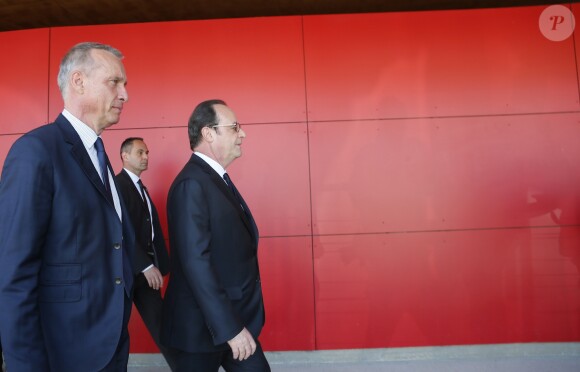 François Hollande se promène au côté de Bernard Combes, le maire de Tulle. Après avoir voté au bureau de vote de Tulle, François Hollande va à la rencontre des Corréziens et se rend sur les chantiers des travaux du centre ville. Tulle, le 23 avril 2017. © Patrick Bernard/Bestimage