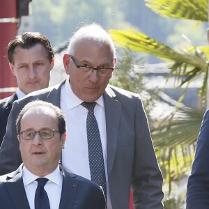 François Hollande se promène au côté de Bernard Combes, le maire de Tulle. Après avoir voté au bureau de vote de Tulle, François Hollande va à la rencontre des Corréziens et se rend sur les chantiers des travaux du centre ville. Tulle, le 23 avril 2017. © Patrick Bernard/Bestimage
