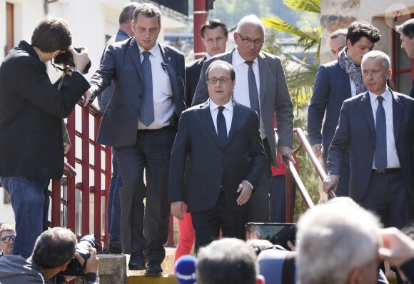 François Hollande se promène au côté de Bernard Combes, le maire de Tulle. Après avoir voté au bureau de vote de Tulle, François Hollande va à la rencontre des Corréziens et se rend sur les chantiers des travaux du centre ville. Tulle, le 23 avril 2017. © Patrick Bernard/Bestimage