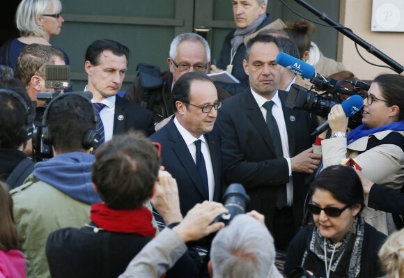 François Hollande se promène au côté de Bernard Combes, le maire de Tulle. Après avoir voté au bureau de vote de Tulle, François Hollande va à la rencontre des Corréziens et se rend sur les chantiers des travaux du centre ville. Tulle, le 23 avril 2017. © Patrick Bernard/Bestimage
