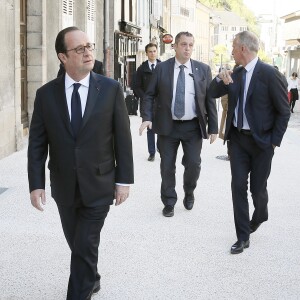 François Hollande se promène au côté de Bernard Combes, le maire de Tulle et Gaspard Gantzer. Après avoir voté au bureau de vote de Tulle, François Hollande va à la rencontre des Corréziens et se rend sur les chantiers des travaux du centre ville. Tulle, le 23 avril 2017. © Patrick Bernard/Bestimage