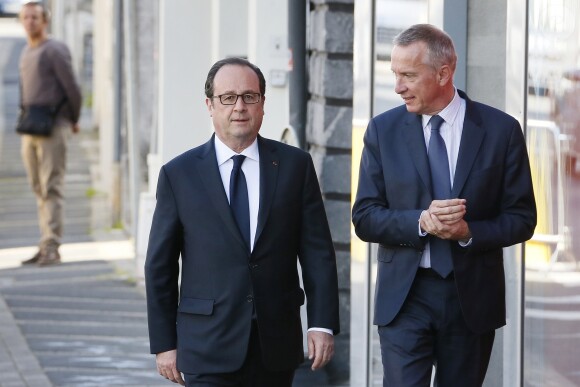 François Hollande se promène au côté de Bernard Combes, le maire de Tulle. Après avoir voté au bureau de vote de Tulle, François Hollande va à la rencontre des Corréziens et se rend sur les chantiers des travaux du centre ville. Tulle, le 23 avril 2017. © Patrick Bernard/Bestimage