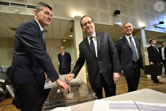 Le président François Hollande vote pour le premier tour des élections présidentielles à Tulle le 23 avril 2017. © Pascal Rondeau / Pool / Bestimage