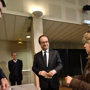 Le président François Hollande vote pour le premier tour des élections présidentielles à Tulle le 23 avril 2017. © Pascal Rondeau / Pool / Bestimage