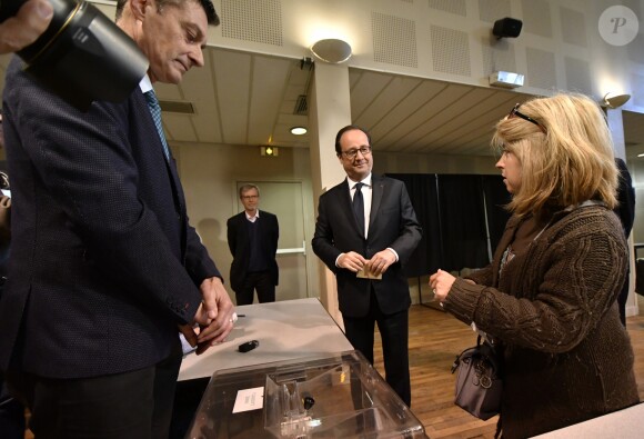 Le président François Hollande vote pour le premier tour des élections présidentielles à Tulle le 23 avril 2017. © Pascal Rondeau / Pool / Bestimage