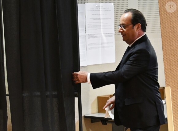 Le président François Hollande vote pour le premier tour des élections présidentielles à Tulle le 23 avril 2017. © Pascal Rondeau / Pool / Bestimage