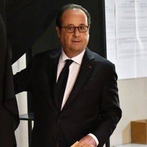 Le président François Hollande vote pour le premier tour des élections présidentielles à Tulle le 23 avril 2017. © Pascal Rondeau / Pool / Bestimage