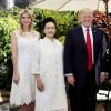 Ivanka Trump, Peng Liyuan, les présidents des États-Unis et de la Chine Donald Trump et Xi Jinping, et Melania Trump à Mar-a-Lago, en Floride. Le 7 avril 2017.