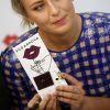 Maria Sharapova présente son nouveau chocolat "Sugarpova" au supermarché Azbuka Vkusa au centre commercial Lotte Plaza, à Moscou, le 1er février 2017.