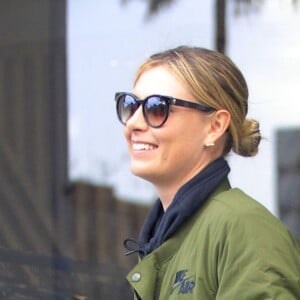 Exclusif - Maria Sharapova très souriante fait du shopping sous la pluie à Beverly Hills, le 20 janvier 2017.