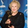 Doris Roberts aux Emmy Awards 2001 à Los Angeles, récompensée dans la catégorie meilleure actrice dans un second rôle pour la série comique "Tout le monde aime Raymond".