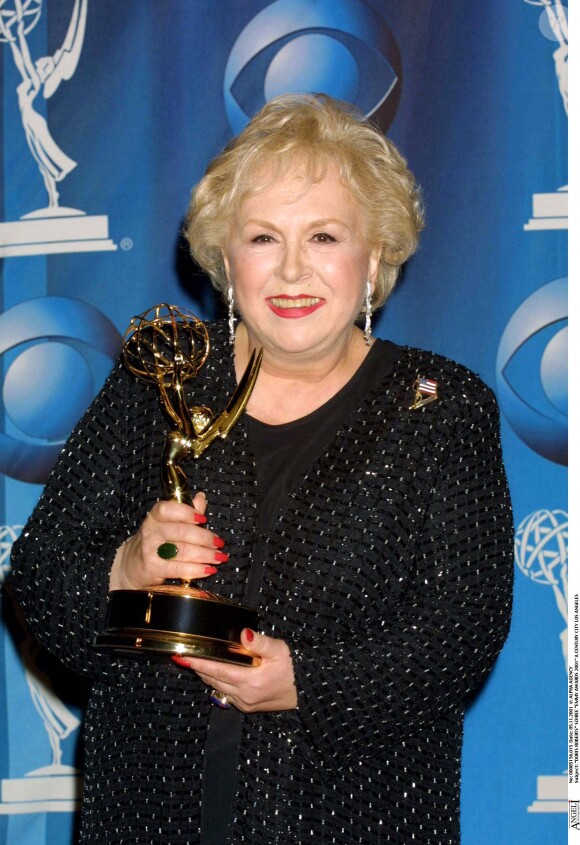 Doris Roberts aux Emmy Awards 2001 à Los Angeles, récompensée dans la catégorie meilleure actrice dans un second rôle pour la série comique "Tout le monde aime Raymond".