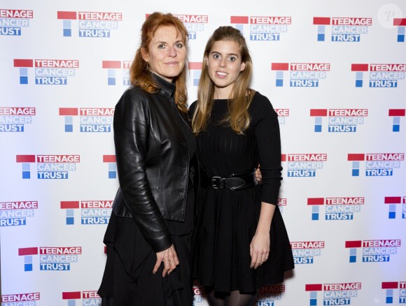 Sarah Ferguson et sa fille la princesse Beatrice d'York lors d'un événement en faveur d'une association de lutte contre les cancers pédiatriques le 30 mars 2017 à Londres.