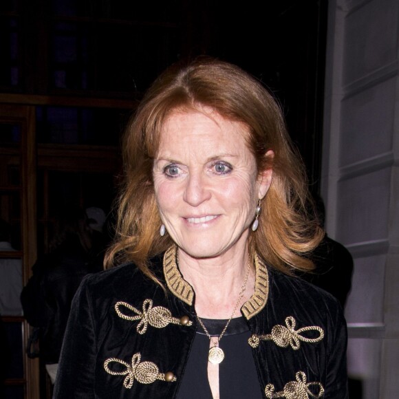 Sarah Ferguson, duchesse d'York, prenait part à l'inauguration du Ned le 27 avril 2017 à Londres, avec ses filles les princesses Beatrice et Eugenie.