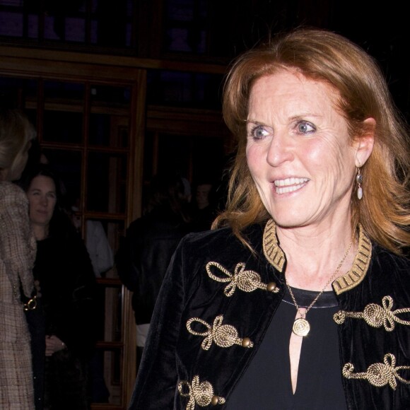 Sarah Ferguson, duchesse d'York, prenait part à l'inauguration du Ned le 27 avril 2017 à Londres, avec ses filles les princesses Beatrice et Eugenie.