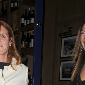 Sarah Ferguson, duchesse d'York, est allée dîner avec ses filles la princesse Beatrice d'York et la princesse Eugenie d'York au restaurant Chucs dans le quartier de Mayfair à Londres, le 25 avril 2017