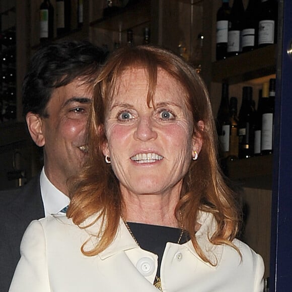 Sarah Ferguson, duchesse d'York, est allée dîner avec ses filles la princesse Beatrice d'York et la princesse Eugenie d'York au restaurant Chucs dans le quartier de Mayfair à Londres, le 25 avril 2017