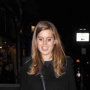 La princesse Beatrice d'York rejoint au restaurant Chucs avec sa mère Sarah Ferguson et sa soeur la princesse Eugenie, le 25 avril 2017.