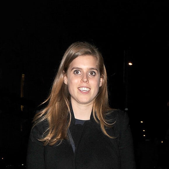 La princesse Beatrice d'York rejoint au restaurant Chucs avec sa mère Sarah Ferguson et sa soeur la princesse Eugenie, le 25 avril 2017.