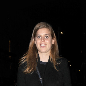 La princesse Beatrice d'York rejoint au restaurant Chucs avec sa mère Sarah Ferguson et sa soeur la princesse Eugenie, le 25 avril 2017.