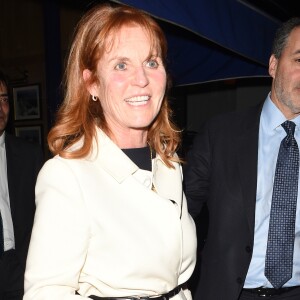 Sarah Ferguson, duchesse d'York, est allée dîner avec ses filles la princesse Beatrice d'York et la princesse Eugenie d'York au restaurant Chucs dans le quartier de Mayfair à Londres, le 25 avril 2017