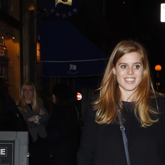 La princesse Beatrice d'York rejoint au restaurant Chucs avec sa mère Sarah Ferguson et sa soeur la princesse Eugenie, le 25 avril 2017.