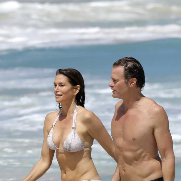 Cindy Crawford et son mari Rande Gerber nagent dans les vagues de Saint Barthélemy le 4 avril 2017.