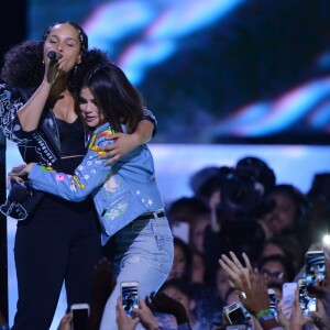 La chanteuse Alicia Keys rejointe sur scène par Selena Gomez lors du We Day California au Forum à Inglewood, Los Angeles, CA, USA, le 27 avril 2017.