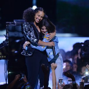 La chanteuse Alicia Keys rejointe sur scène par Selena Gomez lors du We Day California au Forum à Inglewood, Los Angeles, CA, USA, le 27 avril 2017.