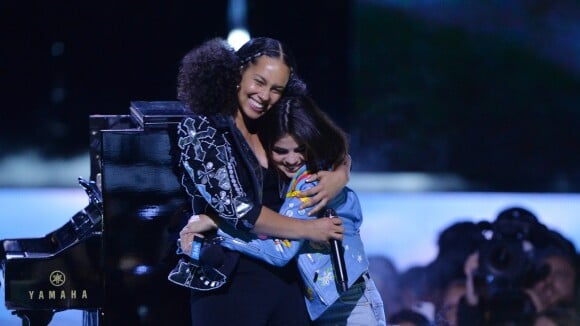 Selena Gomez et Alicia Keys : Tendre câlin et moment complice sur scène
