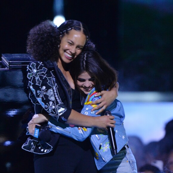 La chanteuse Alicia Keys rejointe sur scène par Selena Gomez lors du We Day California au Forum à Inglewood, Los Angeles, CA, USA, le 27 avril 2017.