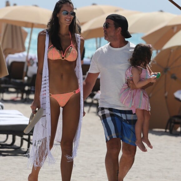 Arnaud Lagardère avec sa femme Jade Foret et leurs enfants Liva, Mila et Emery se relaxent sur une plage de Miami le 9 avril 2017.