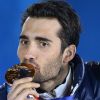 Martin Fourcade (Médaille d'or) sur le podium des épreuves des 20 kms du biathlon lors des Jeux Olympiques d'hiver de Sotchi. Le 14 février 2014.