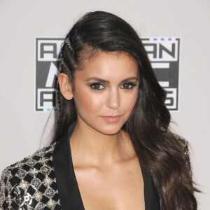 Nina Dobrev sur le tapis rouge du 2016 American Music Awards au théâtre Microsoft à Los Angeles, le 20 novembre 2016