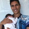 Raphaël Varane annonce la naissance de son premier enfant sur Instagram le 9 mars 2017.