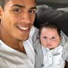 Raphaël Varane pose avec son fils Ruben sur Instagram le 1er mai 2017.