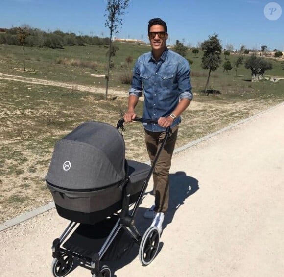 Raphaël Varane en balade avec son fils. Photo postée sur sa page Instagram en avril 2017.